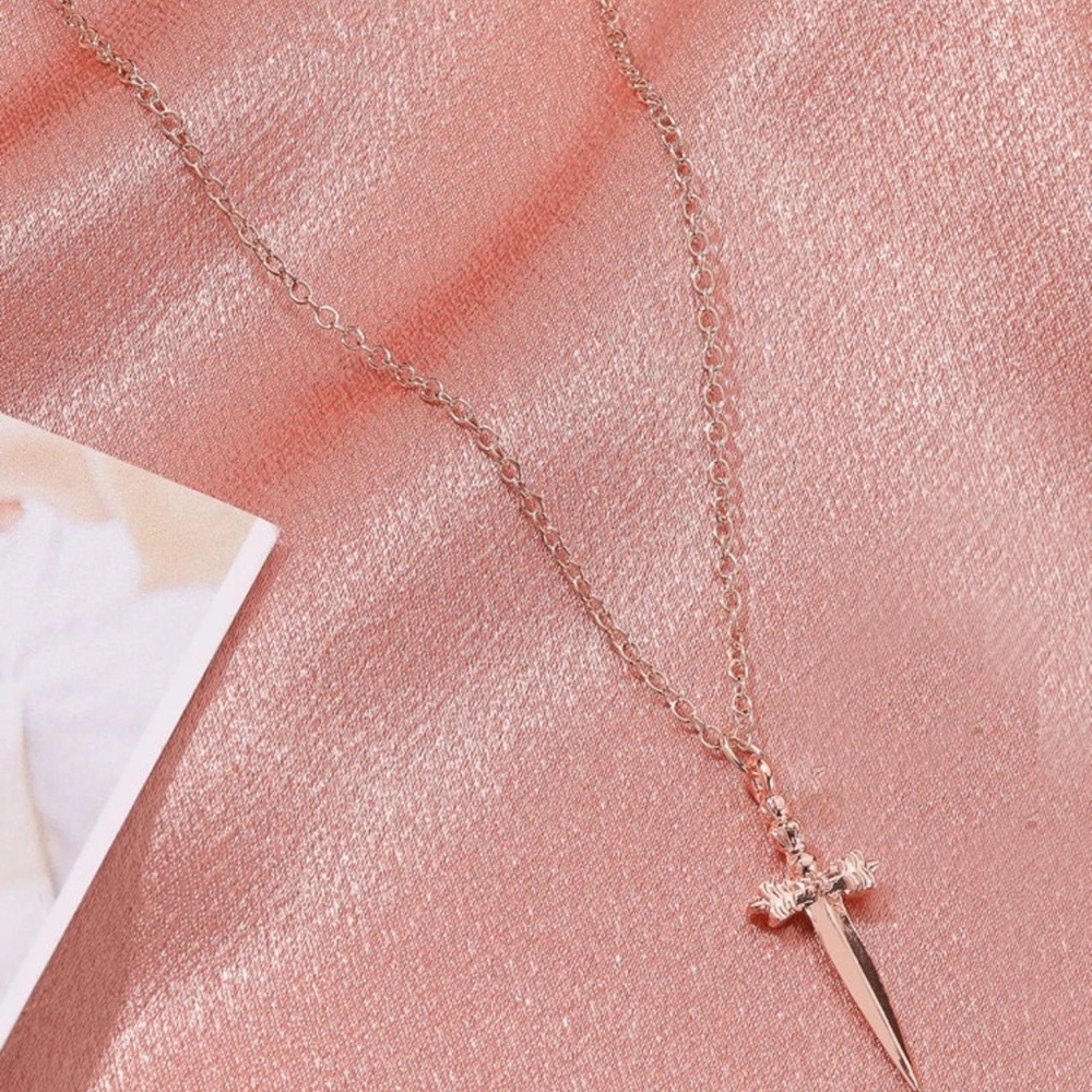 ⚔️ Awesome Metallic Rose Gold Sword Dagger Necklace 🗡